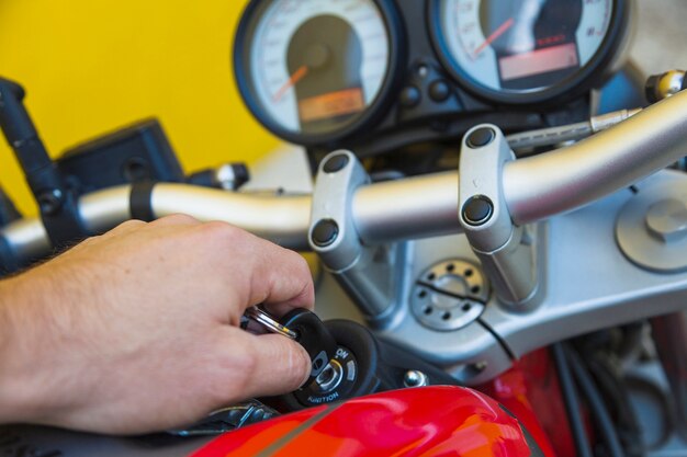 Poradnik do wymiany i konserwacji części w motocyklach typu Ogar