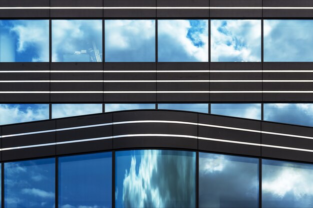 Zastosowanie dymionych paneli z poliwęglanu komorowego w nowoczesnym budownictwie i designie